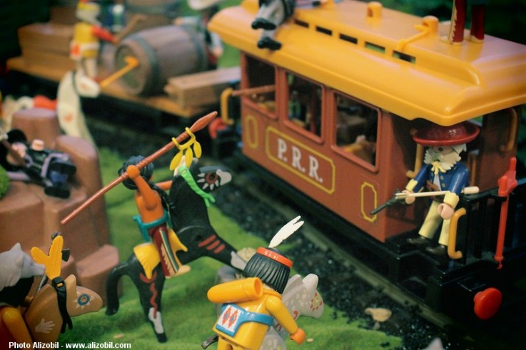 L'attaque du train par les indiens, diorama western proposé par dominique bethune à rueil